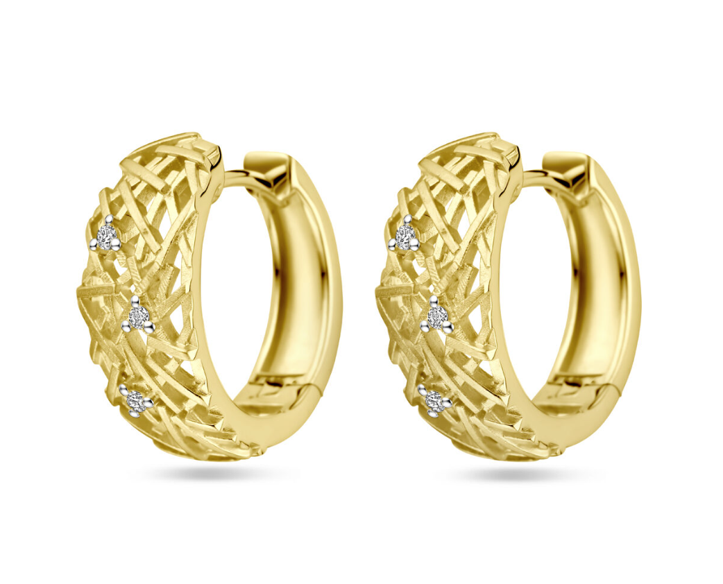 14 krt Geelgouden klapoorringen uitgevoerd met briljant geslepen diamant. De klapoorringen hebben een maat van 17 x 7 mm. Het briljant gewicht is 0.05rt. H/SI. The House Off Collectie.